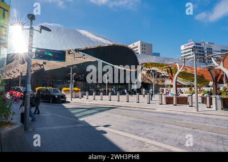 Zeitgenössische Urban Plaza und künstlerische Strukturen in Birmingham, Großbritannien Stockfoto