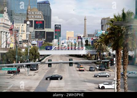 Las Vegas, Usa. Februar 2024. Das Super Bowl Logo wird am Mittwoch, den 7. Februar 2024, auf dem Las Vegas Blvd in den Tagen vor dem Super Bowl LVIII in Las Vegas, Nevada, angezeigt. Die San Francisco 49ers spielen am Sonntag, den 11. Februar 2024, im Super Bowl LVIII im Allegiant Stadium in Las Vegas, Nevada, gegen die Kansas City Chiefs. Foto: John Angelillo/UPI Credit: UPI/Alamy Live News Stockfoto