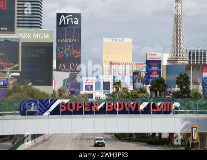 Las Vegas, Usa. Februar 2024. Das Super Bowl Logo wird am Mittwoch, den 7. Februar 2024, auf dem Las Vegas Blvd in den Tagen vor dem Super Bowl LVIII in Las Vegas, Nevada, angezeigt. Die San Francisco 49ers spielen am Sonntag, den 11. Februar 2024, im Super Bowl LVIII im Allegiant Stadium in Las Vegas, Nevada, gegen die Kansas City Chiefs. Foto: John Angelillo/UPI Credit: UPI/Alamy Live News Stockfoto