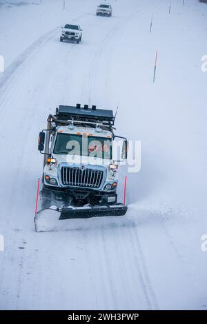 Caltrans pflügt den Schnee auf der U.S. 395 im Mono County, CA, während und nach Schneestürmen. Stockfoto