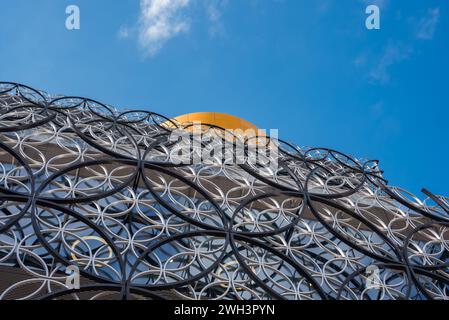 Die moderne Bibliothek von Birmingham verfügt über eine Metallic-Fassade unter einem blauen Himmel. Stockfoto