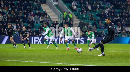 7. Februar 2024; Easter Road, Edinburgh, Schottland: Scottish Premiership Football, Hibernian versus Celtic; Adam Idah von Celtic erzielt in der 9. Minute den Elfmeterschießen und schaffte es 0-1 Stockfoto