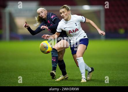 Chloe Kelly (links) von Manchester City und Amanda Nilden von Tottenham Hotspur kämpfen um den Ball während des Viertelfinalspiels des FA Women's Continental Tyres League Cup in der Brisbane Road, London. Bilddatum: Mittwoch, 7. Februar 2024. Stockfoto