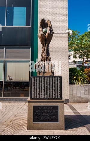 Bronze-Hände-Skulptur, die nach oben in den Himmel in Birmingham, Großbritannien, reicht. Stockfoto