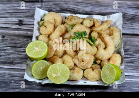 Gebratene Garnelen, die mit Mehl bedeckt und in tiefem heißem Öl gebraten sind, sind Krustentiere (eine Form von Schalentieren) mit einem verlängerten Körper und einem hauptsächlich Swimmi Stockfoto