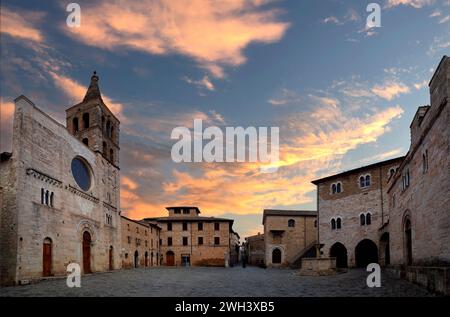 Italien Umbrien Bevagna Piazza Silvestri oder Piazza Maggiore mit der Kirche San Michele Stockfoto