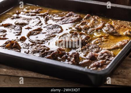 Saftig gerösteter Schweinehals mit Knoblauch- und Zwiebelsauce. Stockfoto