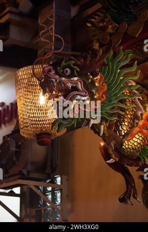Drache am Eingang des Wat Hua Lamphong in Bangkok. Stockfoto