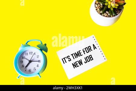 Textzeichen, das anzeigt, dass es Zeit für einen neuen Job ist, auf gelbem Hintergrund Stockfoto