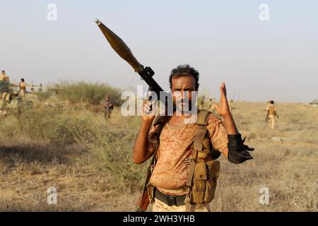 HAJJAH, JEMEN – 12. März 2021: Gewalttätige Kämpfe zwischen Regierungstruppen und Huthi-Rebellen im Norden des Gouvernements Hajjah, das an Saudi-Arabien grenzt Stockfoto