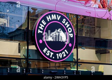 Cardiff, Wales, Vereinigtes Königreich - 6. Dezember 2023: Ein beleuchtetes HMV-Ladenschild in Queen Street, Cardiff, Wales, Vereinigtes Königreich Stockfoto