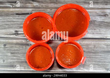 Tomatensauce von Koshary, aus gebratenen Zwiebeln, reserviertem Pflanzenöl, zerstoßenem Knoblauch, Tomatenpaste, Soße, Wasser, Weißessig, Salz und Pfeffer, tom Stockfoto