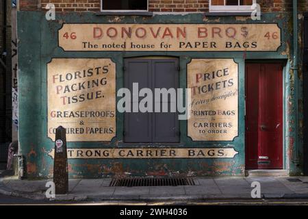 Originalschild vor dem ehemaligen Papiertütenladen Donovan Bros in Crispin Street, Spitalfields, London, Großbritannien. September 2023 Stockfoto