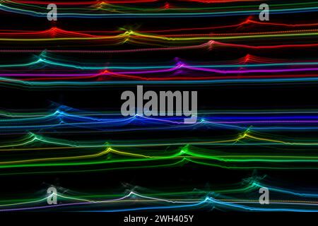 Bunte fraktale Lichter auf schwarzem Hintergrund. Aufnahmen mit langer Belichtung Stockfoto