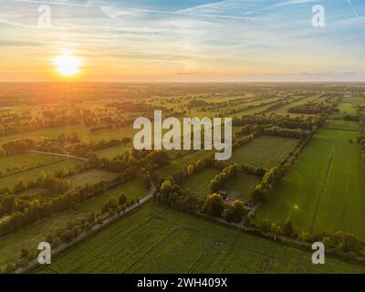 Hochwinkelansicht der niederländischen Landschaft vor dem Himmel bei Sonnenuntergang Stockfoto