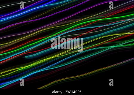 Mehrfarbige abstrakte Linien von Lichtspuren vor schwarzem Hintergrund. Aufnahmen mit langer Belichtung Stockfoto