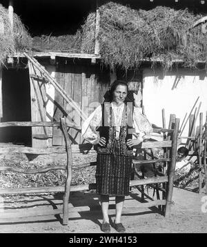 Kreis Vrancea, Sozialistische Republik Rumänien, ca. 1975. Frau in ihrem Garten, die schöne traditionelle Kleidung trägt. Stockfoto