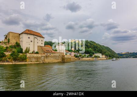 Passau, Deutschland - 21. Juli 2023: Panoramablick auf Schloss Veste Niederhaus an der Donau. Antike Festung in Passau, Niederbayern, Deutschland Stockfoto
