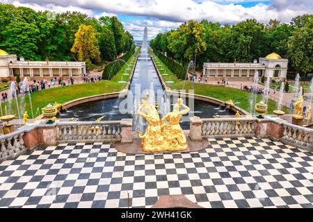 St. Petersburg, Russland - 23. August 2023: Brunnen von Peterhof. Blick auf die Grand Cascade vom Grand Palace. Goldene Statuen, Samson Fountain im unteren Park von Petrodvorets Stockfoto