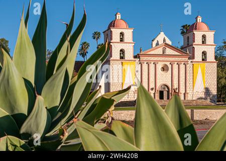 Santa Barbara, CA, USA - 20. April 2009: Grüne Kakteen verstecken die Kirche der alten Mission unter blauem Himmel Stockfoto