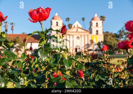 Santa Barbara, CA, USA - 20. April 2009: Red Roses verstecken Old Mission Church unter blauem Himmel Stockfoto