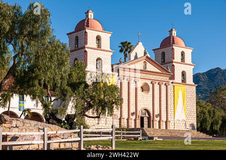 Santa Barbara, CA, USA - 20. April 2009: Fassade der alten Mission Kirche in der Sonne mit Baum unter blauem Himmel. Stockfoto