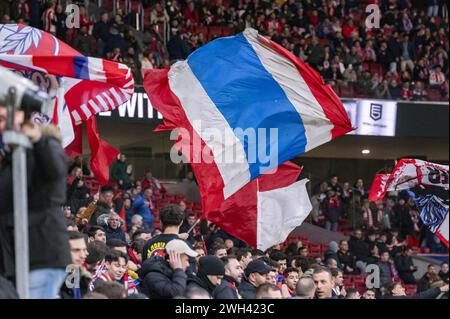 Madrid, Spanien. Februar 2024. Atletico Madrid Fans Flaggen, die während des Fußballspiels zu sehen waren, gültig für das Halbfinale des Copa del Rey Turniers zwischen Atletico Madrid und Athletic Bilbao, gespielt im Estadio Metropolitano in Madrid, Spanien. Quelle: Unabhängige Fotoagentur/Alamy Live News Stockfoto