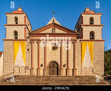 Santa Barbara, CA, USA - 20. April 2009: Alte Missionskirche, Frontalfassade unter blauem Himmel. Gelb-weiße Vorhänge Stockfoto