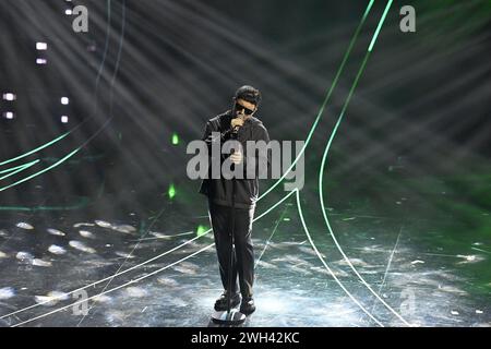 Sanremo, Italien. Februar 2024. Gazzelle tritt während der 74. Ausgabe des SANREMO Italian Song Festivals am Ariston Theatre in Sanremo, Norditalien, auf – Dienstag, 7. FEBRUAR 2024. Unterhaltung. (Foto: Marco Alpozzi/LaPresse)&#xa0; Foto: LaPresse/Alamy Live News Stockfoto