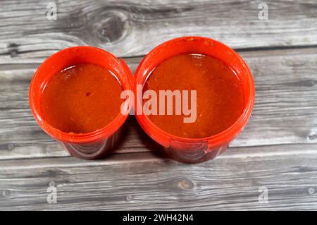 Tomatensauce von Koshary, aus gebratenen Zwiebeln, reserviertem Pflanzenöl, zerstoßenem Knoblauch, Tomatenpaste, Soße, Wasser, Weißessig, Salz und Pfeffer, tom Stockfoto