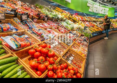 Obst- und Gemüsestand, frische Lebensmittel aus dem Supermarkt, München, Februar 2024 Deutschland, München, Februar 2024, Kundin am Obst- und Gemüsestand, frische Lebensmittel von Edeka, Gemüse, Obst, gesunde Ernährung, Lebensmittelpreise, Inflationsrate gesunken, Lebenshaltungskosten, Inflation, einkaufen, Bayern, bayerisch, *** Obst- und Gemüsestand, frische Lebensmittel aus dem Supermarkt, München, Februar 2024 Deutschland, München, Februar 2024, Kunde am Obst- und Gemüsestand, frische Lebensmittel von Edeka, Gemüse, Obst, gesunde Ernährung, Lebensmittelpreise, sinkende Inflationsrate, Lebenshaltungskosten, Inflati Stockfoto