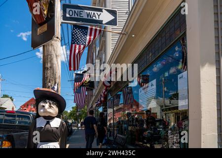 Salem, USA - 11. August 2019: Geschäfte mit Geschenkartikeln für Touristen in den Straßen von Salem an einem sonnigen Tag Stockfoto