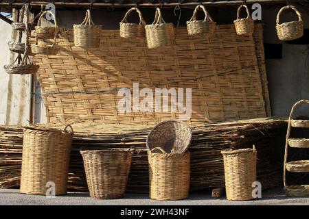 Ein Laden mit verschiedenen Strohwaren im Libanon. Stockfoto