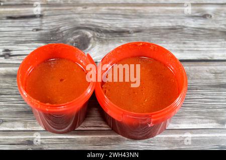 Tomatensauce von Koshary, aus gebratenen Zwiebeln, reserviertem Pflanzenöl, zerstoßenem Knoblauch, Tomatenpaste, Soße, Wasser, Weißessig, Salz und Pfeffer, tom Stockfoto