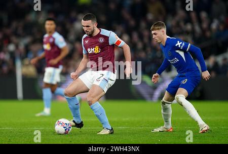 John McGinn von Aston Villa (links) und Cole Palmer von Chelsea in der vierten Runde des Emirates FA Cup im Villa Park, Birmingham. Bilddatum: Mittwoch, 7. Februar 2024. Stockfoto