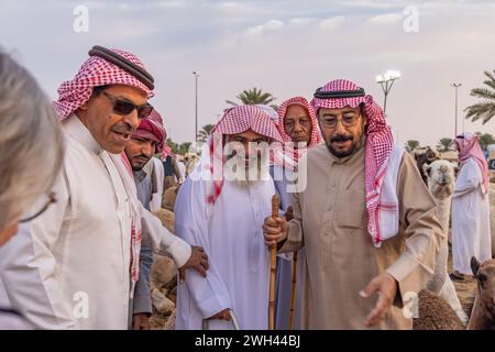 Naher Osten, Saudi-Arabien, Al-Qassim, Buraydah. November 2023. Saudische Männer auf dem Al Qassim Viehmarkt. Stockfoto