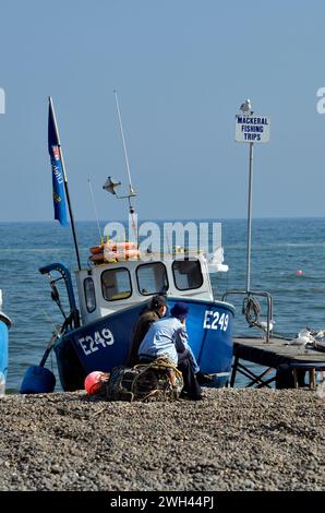 Ein Fischerboot an der Küste fuhr auf dem Schindelstrand Beer devon england Stockfoto