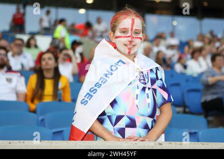 Junge Mädchen lächelnd mit Gesicht bemalt St Georges Cross England gegen Spanien UEFA Women's Euro Brighton Community Stadium (Amex Stadium) 20. Juli 2022 Stockfoto