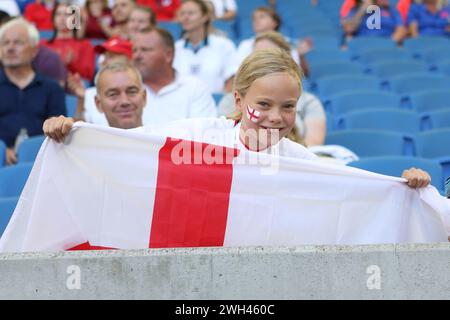 Girl with England Flag England gegen Spanien UEFA Womens Euro Brighton Community Stadium (Amex Stadium) 20. Juli 2022 Stockfoto