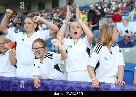 Mascot Girls Cheering England gegen Spanien UEFA Women's Euro Brighton Community Stadium (Amex Stadium) 20. Juli 2022 Stockfoto