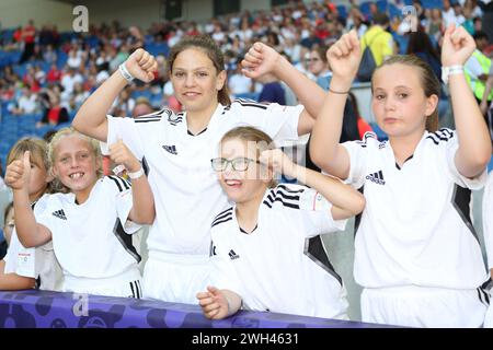 Mascot Girls Cheering England gegen Spanien UEFA Women's Euro Brighton Community Stadium (Amex Stadium) 20. Juli 2022 Stockfoto