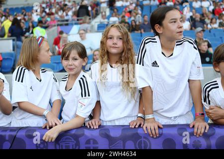 Mädchen-Team Maskottchen England gegen Spanien UEFA Frauen Euro Brighton Community Stadium (Amex Stadium) 20. Juli 2022 Stockfoto