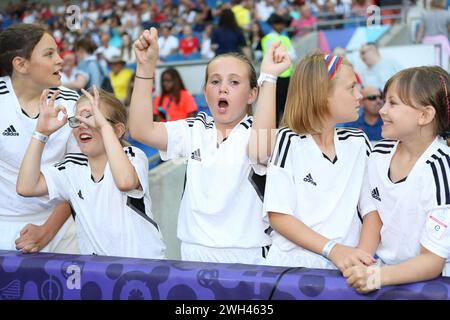 Girls Cheering England gegen Spanien UEFA Women's Euro Brighton Community Stadium (Amex Stadium) 20. Juli 2022 Stockfoto