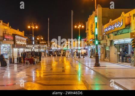 Naher Osten, Saudi-Arabien, Provinz Tabuk, Tayma. November 2023. Nachtblick auf das Einkaufszentrum im Freien in Tayma. November 2023. Stockfoto