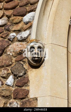 Corbel Head an der Außenseite von St. Helena und St. Mary's Church in Bourn, Cambridgeshire Stockfoto