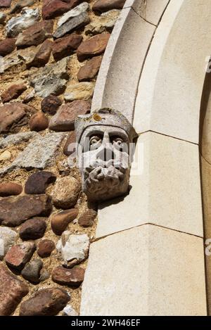 Männlicher Corbel Head an der Außenseite von St. Helena und St. Mary's Church in Bourn, Cambridgeshire Stockfoto