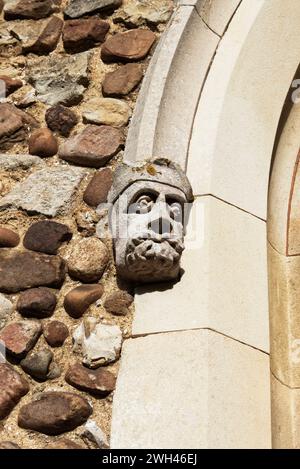 Männlicher Corbel Head an der Außenseite von St. Helena und St. Mary's Church in Bourn, Cambridgeshire Stockfoto