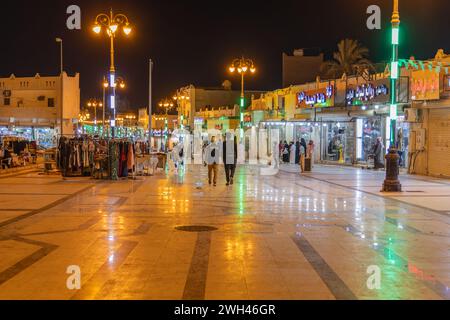 Naher Osten, Saudi-Arabien, Provinz Tabuk, Tayma. November 2023. Nachtblick auf das Einkaufszentrum im Freien in Tayma. November 2023. Stockfoto