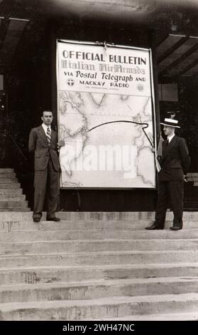 Foto vom Album einer italienischen jüdischen Familie (Jarach), die im Sommer 1933 zur internationalen Expo in Chicago reiste. Der Autor posiert vor einem Poster mit italienischer Luftfahrt über den Atlantik im italienischen pavillon. Stockfoto