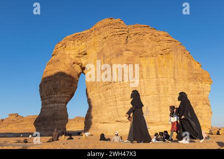 Naher Osten, Saudi-Arabien, Medina, Al-Ula. November 2023. Arabische Touristen tragen Niquabs am Elephant Mountain. Stockfoto